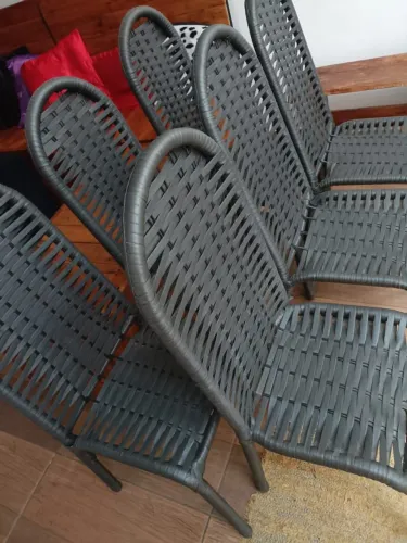 Conjunto de cadeiras em fibra sintética.