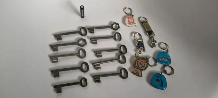 Lote de chaves e chaveiros antigos