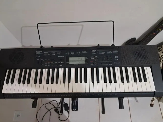 Teclado Casio CTK-3200 usado + suporte + pedal sustain