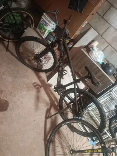 Vendo 01 bicicleta off road e uma speed 1200 as duas. A speed precisa trocar os pneus. 