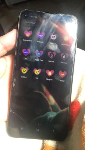 Vendo celular galáxy A11, tem marcas de uso mais pega perfeitamente,  não faço entrega .