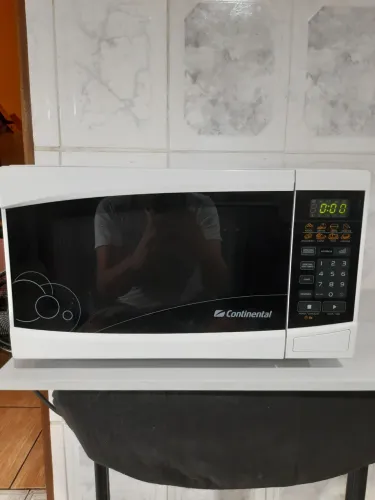 Micro-ondas Continental 22L branco em ótimo estado de conservação, funcionando