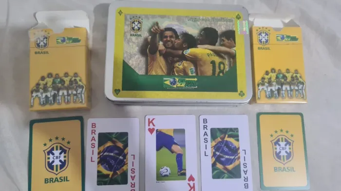 BARALHO PLÁSTICO SELEÇÃO COMPLETO 2 PARTE PRATICAMENTE NOVO PARA FÃS FUTEBOL E COPA MUNDO