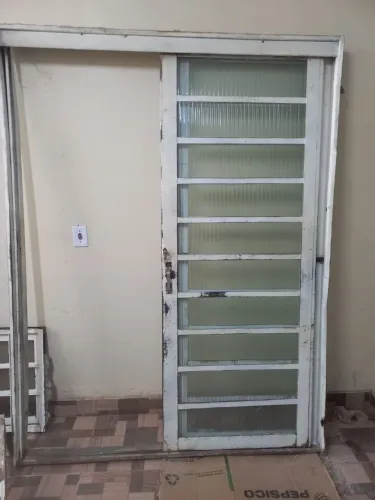 Vendo porta de correr de 1.60 por 2.15 conserva sem podre com fechadura e 3 chaves