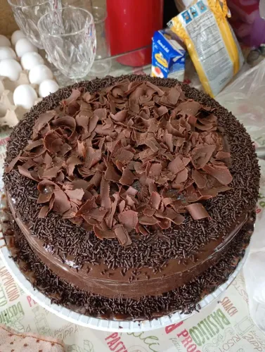 Bolo de massa branca com recheio de chocolate 