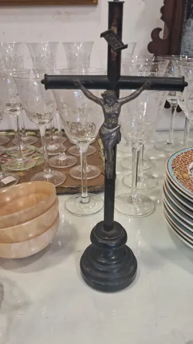 Antigo e Belíssimo Crucifixo de mesa medidas 30 cm