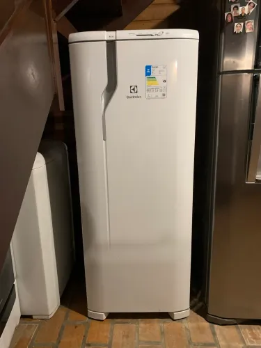 geladeira eletrolux 240L re31
