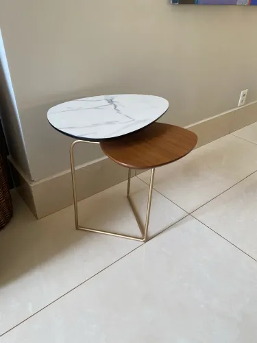 Mesa de apoio tampo ovalado.