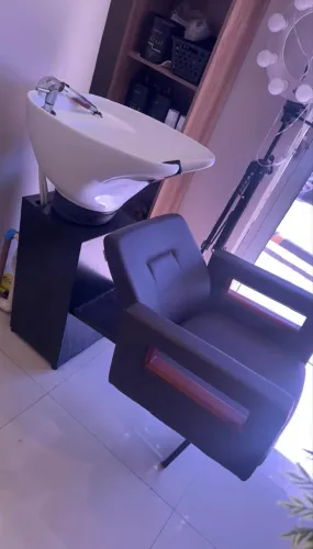 Lavatório de louça para salão de beleza da marca kixiki, cor Café com detalhe em madeira