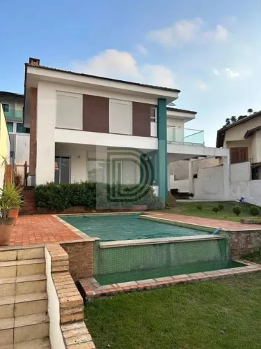 Casa no Golf Park com vista para o Golf Club, 3 suítes, piscina climatizada e 4 vagas