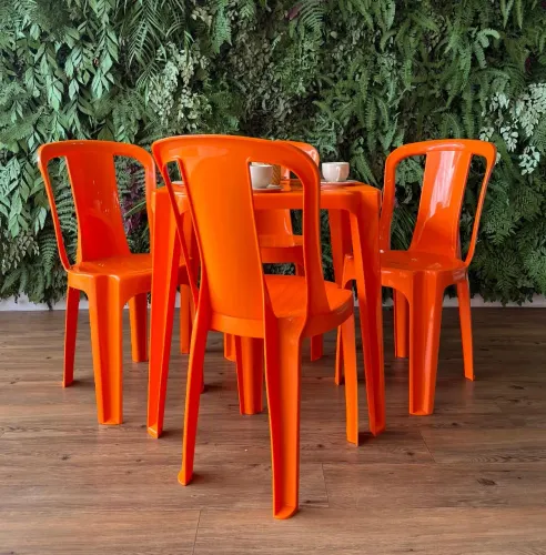 Jogo mesa e cadeiras de plástico cor laranja! Lançamento