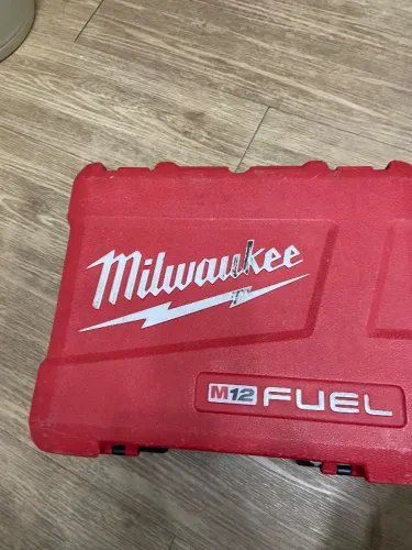 MILWAUKEE - Furadeira parafusadeira martelete