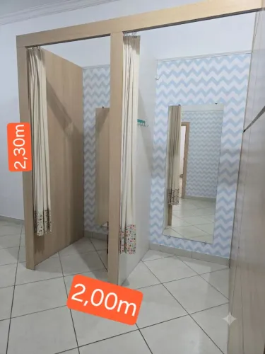 Provadores com espelho e cortinas