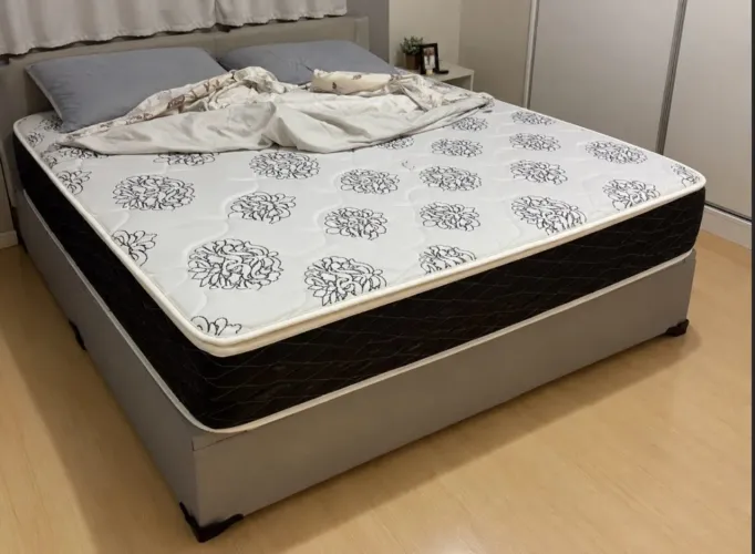 Vendo cama box queen baú com colchão estado de novo 