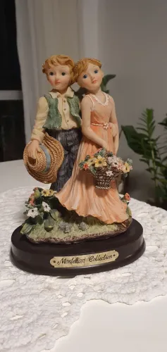 Antigo Estatueta Casal Monteliori Collection