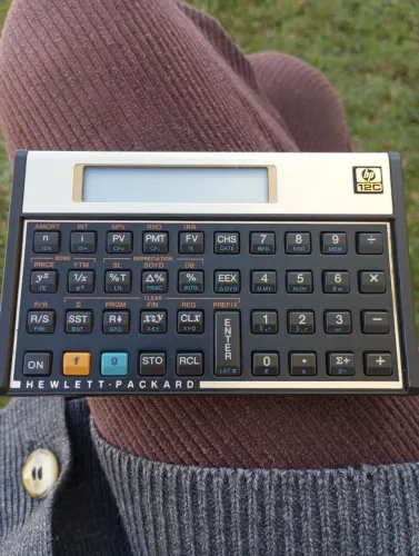 Calculadora HP a tecla 5e 8 com defeito  demora para aparecer.