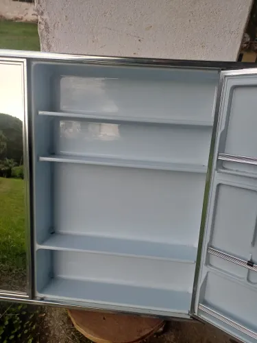Gabinete com espelho para banheiro