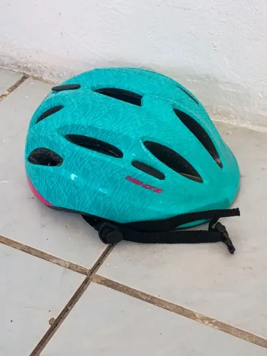 Vendo capacete para andar de bicicleta .
