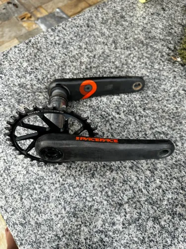 Pedivela race face six carbono 83mm bb30