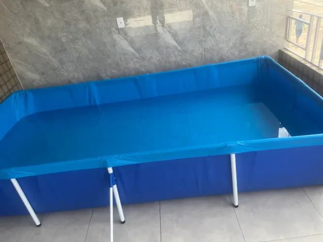 Vendo uma piscina plástica medindo 4m por 2/1