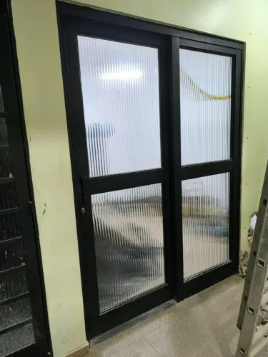 PORTA DE CORRER DE FERRO PRETO COM VIDRO CANELADO