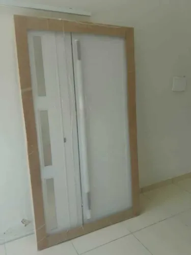porta de 1,21x2,10 alumínio branco com puxador