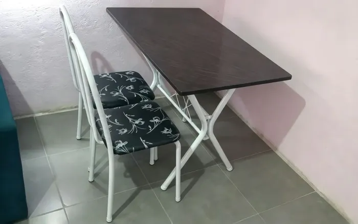 Super oferta para sair logo mesa de ferro nova com tampo de marmore com 2 cadeiras