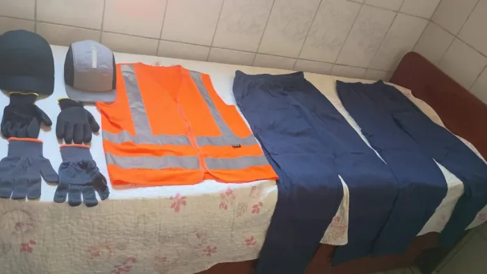 Kit de EPIs com calças G, bonés casquete, bota 41, luvas M e colete G reflexivo