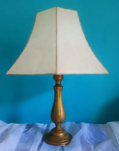 Antigo abajur / luminária de mesa em madeira torneada com patina dourada