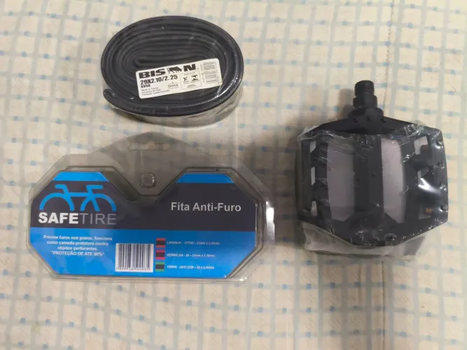 Kit 1 par de pedal de alumínio, 1 par de fita ant-furo, 1 câmera de ar aro 29.
