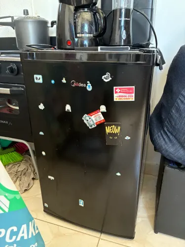 ? Frigobar Midea 124L 127V - Preto - Muito conservado