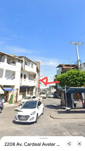 VENDO PRIMEIRO ANDAR DE UM PRÉDIO DE TRÊS ANDARES . NA PRINCIPAL ONDE PASSA OS ÔNIBUS 