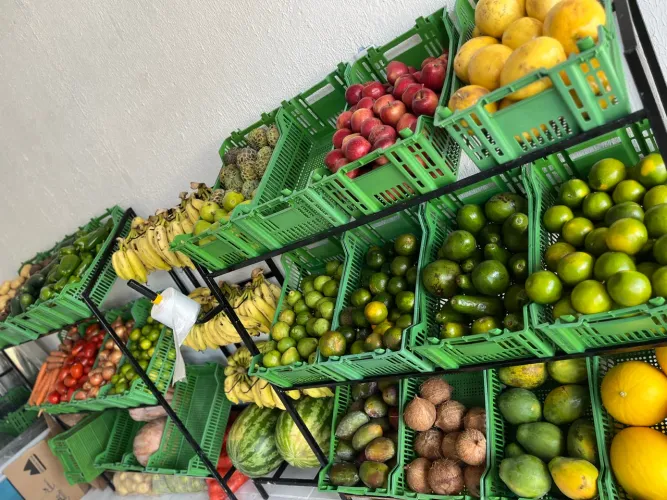 Fruteira expositora com 24 cestas e um expositor de bananas ou temperos 