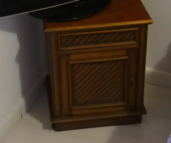 Mesa de cabeceira DE CEREJEIRA MACIÇA 44X44X54 RETIRAR NO LOCAL