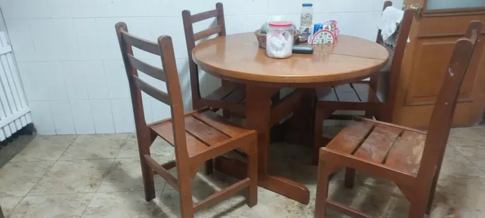 Vendo mesa em.madeira maciça e 4 cadeiras maciças