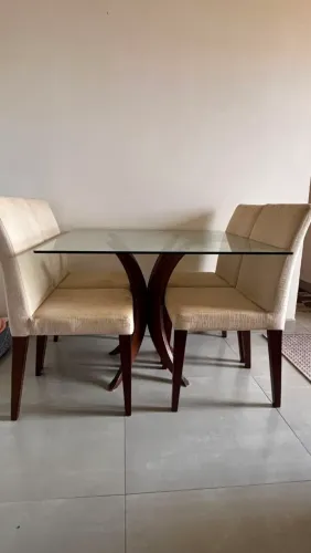 Vendo mesa com tampo de vidro com 4 cadeiras com estofado.