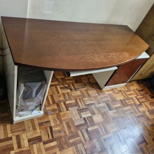 Mesa( Multiuso) com nicho e armarinho.