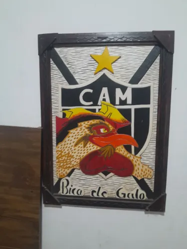 Quadro artesanal do galo de madeira