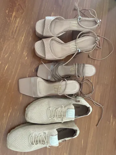 2 pares de sandálias marca UZA+1 par de tênis Ana Capri por 120 reais