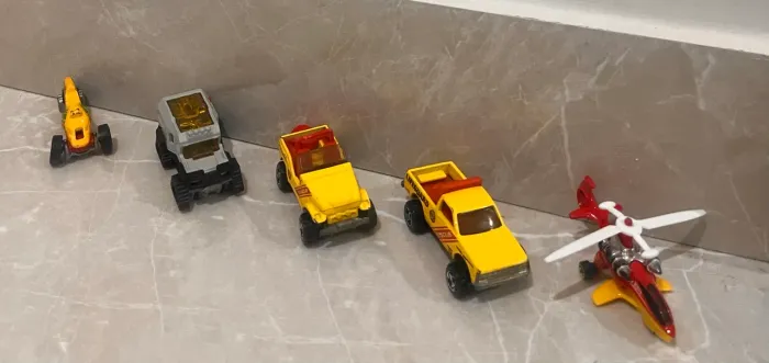 Hot wheels pack com carrinhos de resgate com 3 carrinhos, 1 moto e 1 helicóptero 