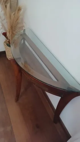 Mesa de canto versátil 1,05m x 36cm pes de madeira maciça e vidro bisotado