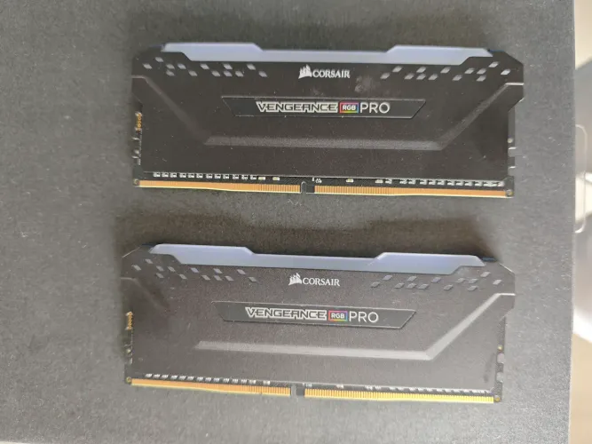 Memória RAM Corsair Vengeance RGB 64GB (2x32GB) DDR4 3200MHz CL16