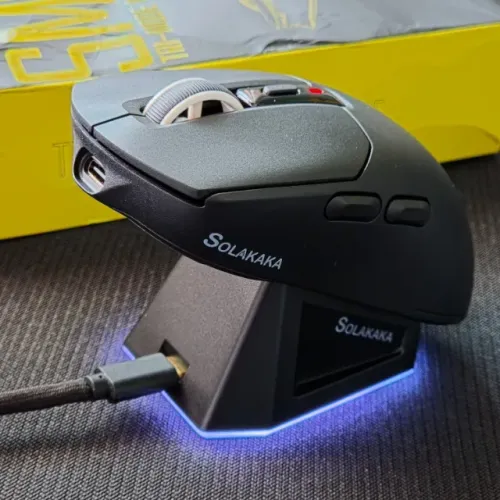 Mouse Gamer SOLAKAKA SM820 Preto com Dock - 62g e Sensor PAW3311 (Novo, na Caixa)