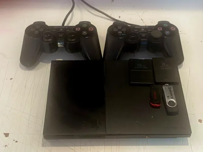 PS2 SLIM DESBLOQUEADO + 2 MEMORY CARD + 2 PEN DRIVE + 2 CONTROLES, JÁ VEM COM ALGUNS JOGOS