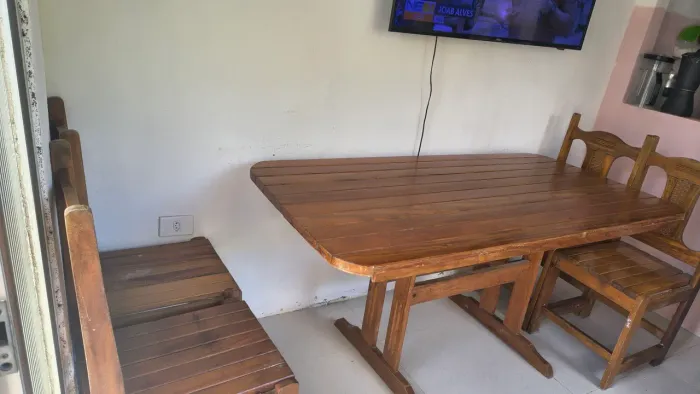 Mesa rústica de madeira com 6 cadeiras por R$ 800,00 e cama de madeira maciça por R$ 400