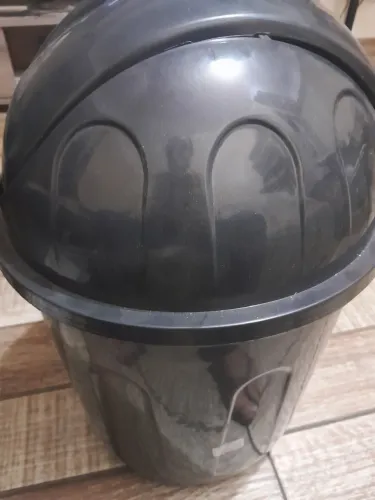 Lixeira basculante 40 litros preta.