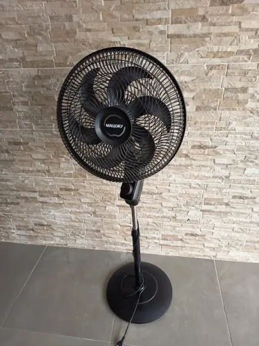 Vendo Ventilador com Suporte(Base) / Mallory cor preta - Usado
