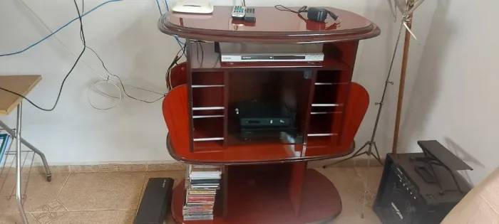 Rack para TV em Madeira Maciça - Estilo Clássico/Vintage - Excelente Estado