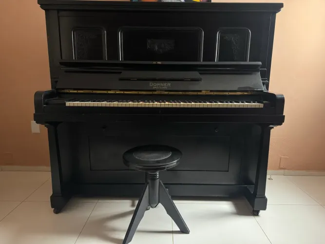 Piano Dörner Stuttgart de armário preto