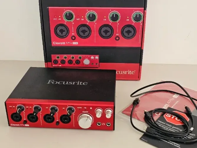 Interface Focusrite Clarett 4Pre zera na caixa com cabos e manuais